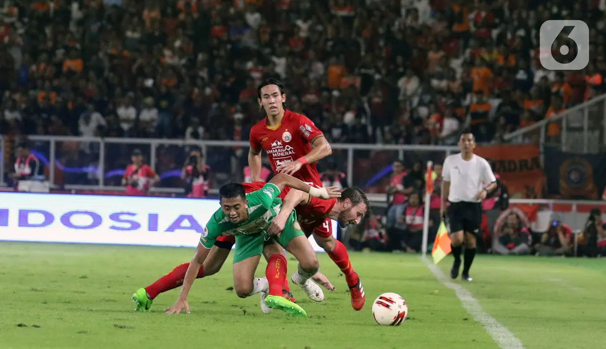 Pemain Persija berebut bola dengan pemain Geylang International FC pada pertandingan persahabatan di SUGBK, Jakarta, Minggu (23/2/2020). Persija membungkam Geylang 3-1. (Liputan6.com/Angga Yuniar)