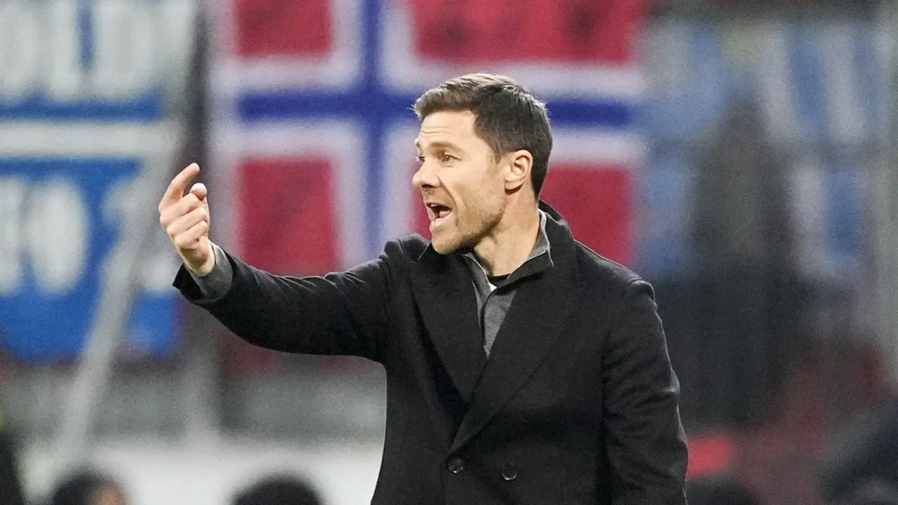 Foto: Melihat Lebih Dekat Cara Xabi Alonso Menginstruksikan Anak Asuhnya dari Pinggir Lapangan