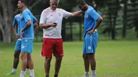 Thiago Furtuoso menepi saat sesi latihan Arema menjelang duel kontra Persib Bandung. (Bola.com/Iwan Setiawan)