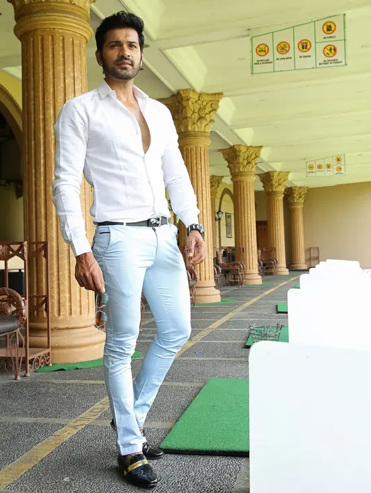 "Pertama kali bintangi serial internasional ini, di Indonesia. Di sini jadi Armand. Orang yang oportunis. Uang baginya sangat penting. Money minded banget orangnya," tutur Mrunal. (Bambang E. Ros/Bintang.com)