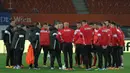 Pelatih Timnas Albania, Gianni De Biasi (tengah), memberikan instruksi kepada para pemainnya saat menjalani sesi latihan ringan di Stadion Ernst Happel, Wina, Austria, Jumat (25/3/2016). (Bola.com/Reza Khomaini)