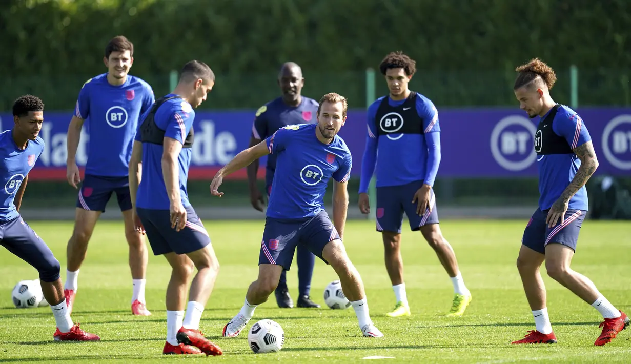 Penyerang Inggris, Harry Kane (tengah) dan timnya mengikuti sesi latihan di Hotspur Way Training Ground, London, Selasa (7/9/2021). Inggris akan bertandang ke markas Polandia dalam matchday ke-6 kualifikasi Piala Dunia 2022 zona Eropa Grup I pada 9 September mendatang. (Nick Potts/PA via AP)