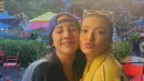 Usai menyaksikan pertandingan tenis, Anya Geraldine menyempatkan diri berfoto bersama Raline Shah. Tampil kontras, Raline Shah memilih mengenakan jaket berwarna kuning dan kacamata berbingkai putih. (instagram/anyageraldine)