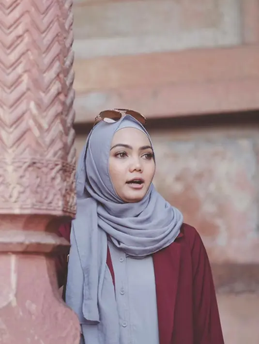 Presenter dan pemeran, Rina Nose. Sejak dirinya merasa mampu untuk membeli hewan kurban, ia selalu setiap tahun ikut berpartisipasi merayakan Idul Adha. Tahun ini, Rina menyerahkan sapi dan kambing, namun merahasiakan tempatnya. (Instagram/rinanose16)