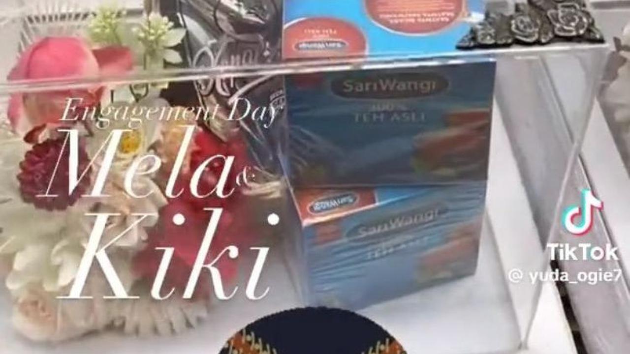 Ada juga dua pack besar teh celup dan penyedap rasa lengkap dengan berbagai jenis tepung.