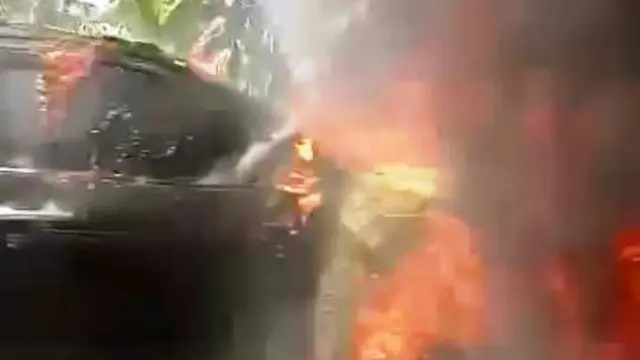 Mobdin Plt Sekda Muara Enim Terbakar Usai Ditabrak Pengendara Sepeda Motor