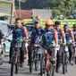 Sekjen Gerindra Ahmad Muzani melepas ribuan peserta gowes Cross Country Road XII di Jonggol, Jawa Barat, Minggu (18/12/2022). (Foto: Istimewa).