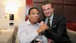 Mantan petinju dunia, Muhammad Ali berpose bersama pesepakbola David Beckham di London , 24 Juli 2012. Ali terakhir kali tampil di hadapan publik pada acara 'Celebrity Fight Night' di Arizona, April 2016. (REUTERS / John Marsh)