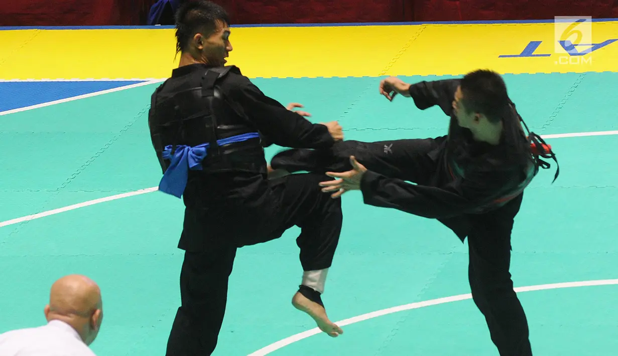 Pesilat Indonesia Iqbal Chandra Pratama (biru) bertanding melawan Ngoc Toan Nguyen asal Vietnam (merah) di final Kelas D Putra Asian Games 2018 di Jakarta, Senin (27/8). Iqbal menang dan mendapatkan medali emas. (Merdeka.com/Arie Basuki)
