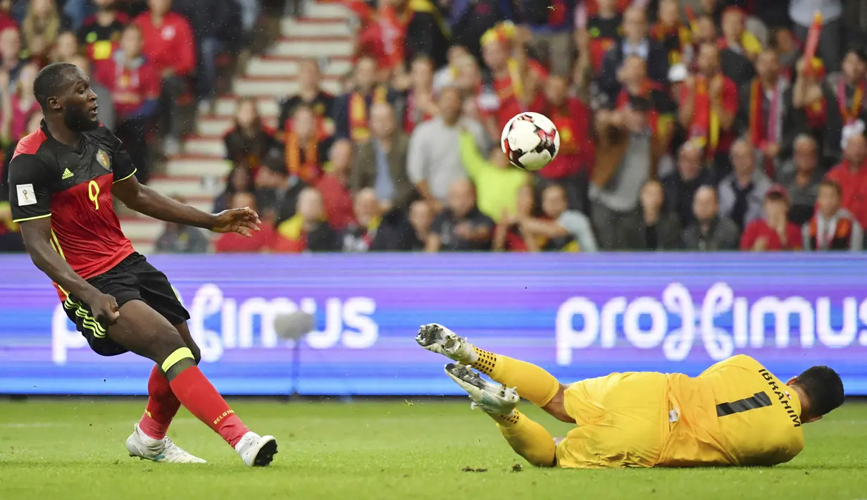 Salah satu gol Lukaku saat melawan Gibraltar di Sclessin Stadium, Liege, Belgia, (31/8/2017). Romelu Lukaku telah mencetak sembilan gol bagi timnas  Belgia pada kualifikasi Piala Dunia 2018.  (AP/Geert Vanden Wijngaert)