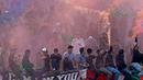 Aksi para suporter di laga Bali United vs PSS Sleman pada turnamen sepak bola Bali Island 2016 di Stadion Gelora Samudra, Kuta Bali, Selasa (23/2/2016).  (Bola.com/Peksi Cahyo)