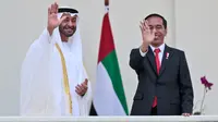 Presiden Joko Widodo (Jokowi) berbincang dengan Putra Mahkota Abu Dhabi, Sheikh Mohamed Bin Zayed Al Nahyan melambaikan tangan kepada jurnalis di beranda Istana Bogor, Kamis (24/7/2019). Keduanya menggelar pertemuan bilateral guna membahas sejumlah kerja sama. (Willy Kurniawan/Pool Photo via AP)
