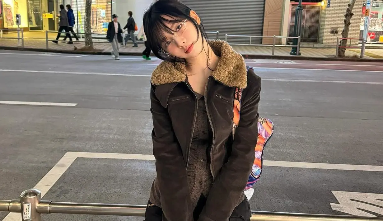 Salah satu penampilan ikonik dari Karina. Pelantun lagu “Drama” itu menghadirkan sentuhan geek chic pada penampilan dengan jaket tebal dan kacamata tanpa frame.   [@katarinabluu]