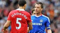 Jabat tangan antara bek Chelsea John Terry (kanan) dan bek Manchester United Rio Ferdinand usai laga EPL yang berlangsung di Old Trafford, Manchester, 8 Mei 2011. AFP PHOTO / ANDREW YATES