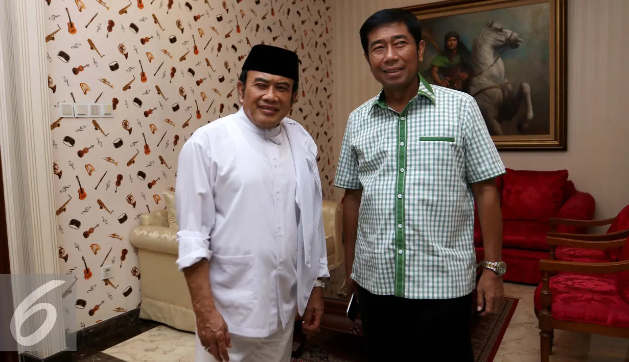 Politikus PPP, Abraham Lunggana foto bersama dengan Ketua Umum Partai Idaman, Rhoma Irama, Jakarta, Jumat (18/3). Lulung mengaku siap ikut maju sebagai bakal calon Gubernur DKI Jakarta pada Pilkada 2017 melawan Ahok. (Liputan6.com/Gempur M Surya)