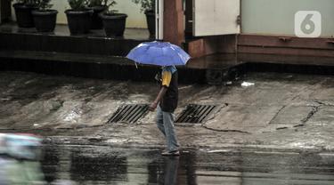 FOTO: Waspada Hujan Angin di Jakarta Dampak Siklon Molave