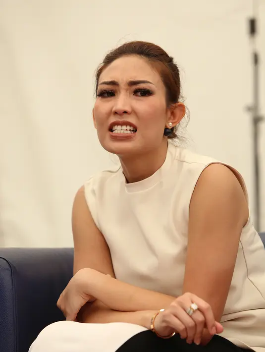 "Saya nunggu diisi ulang aja. Pengin karena usia gak muda lagi. Lagian udah pas (anak) umur segini ada adeknya. Saya nunggu aja jadinya. Kalau suami ikhlas, restunya dah beres," tutur presenter berusia 31 tahun ini. (Andy Masela/Bintang.com)