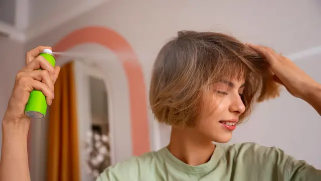 Kenali Fungsi dan Tips Pemakaian Hair Mist untuk Rambut Kering agar Tetap Harum dan Berkilau