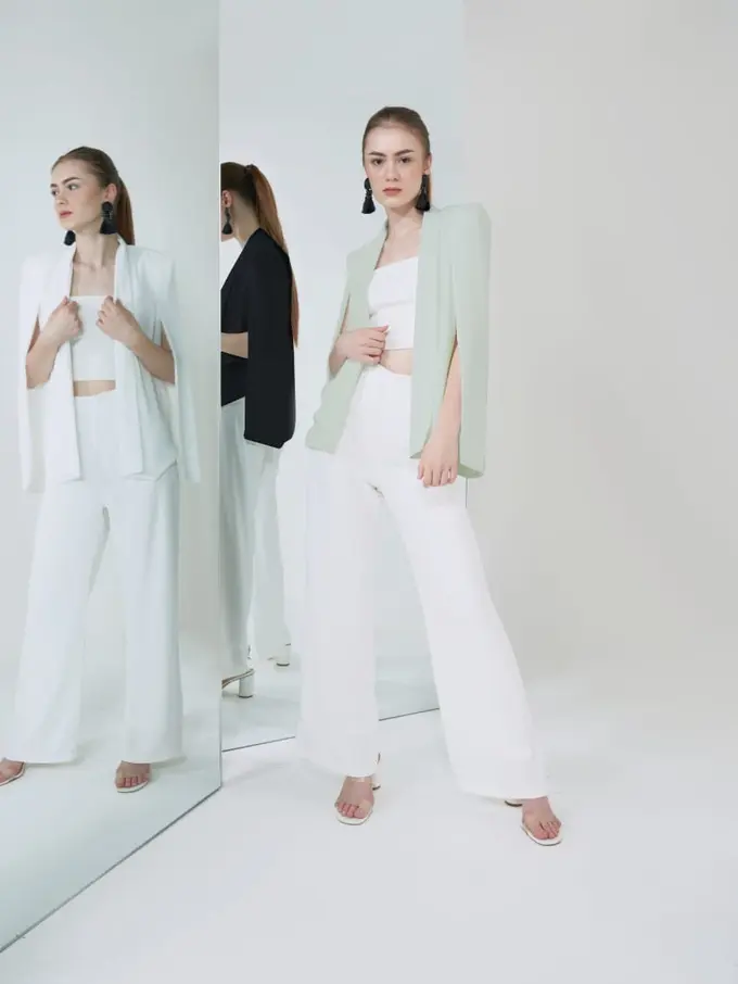 Memadukan outer agar tidak membosankan dari koleksi/dok. LookBoutiqueStore