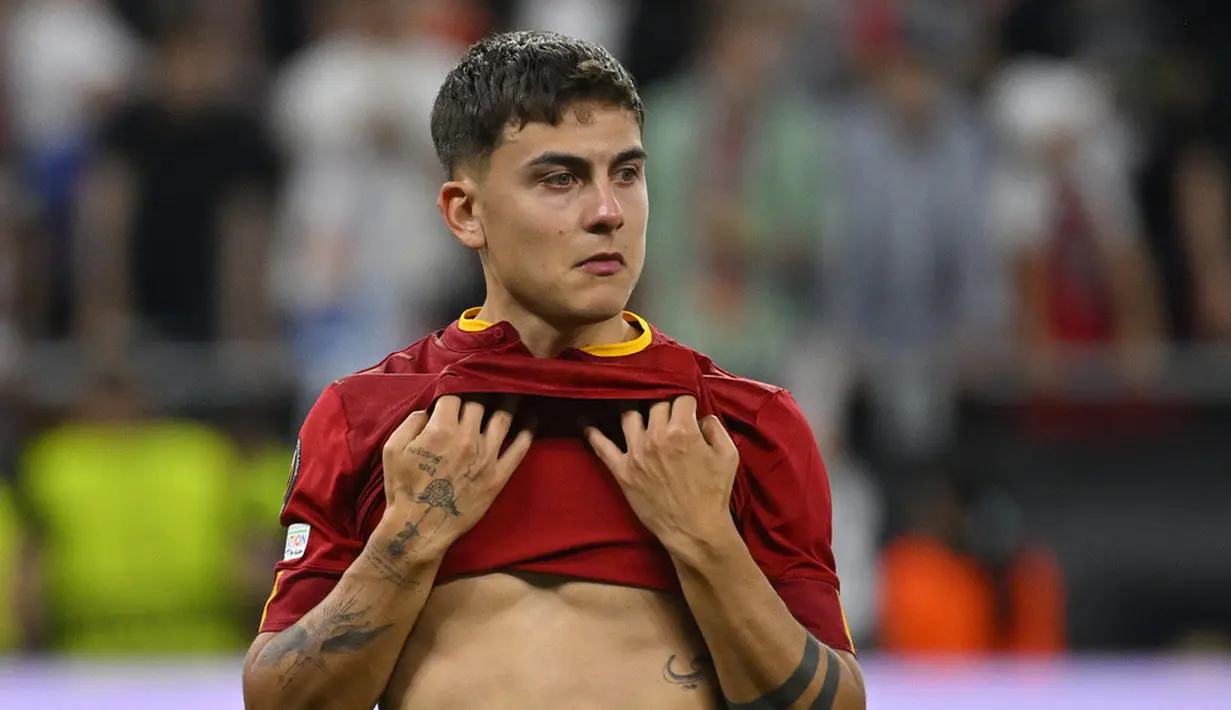<p>Tangisan Paulo Dybala pecah usai AS Roma gagal juara Liga Europa 2022/2023. Sang pelatih Jose Mourinho mengakui jika semua pemain AS Roma sangat sedih menerima kekalahan tersebut. (AP Photo/Denes Erdos)</p>