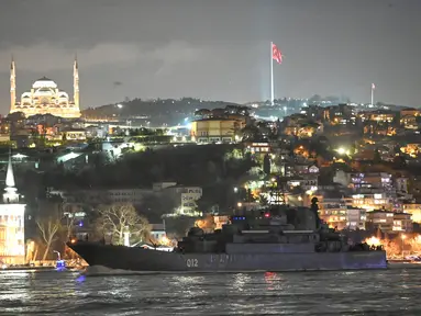 Salah satu dari tiga kapal angkatan laut Rusia, kapal pendarat besar kelas Ropucha "Olenegorsky Gornyak" berlayar melalui Selat Bosphorus dalam perjalanan ke Laut Hitam melewati kota Istanbul (9/2/2022). Kapal perang Rusia menuju ke Laut Hitam dari Mediterania untuk latihan angkatan laut.  (AFP/Ozan