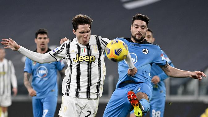 Riccardo Marchizza dari Spezia, kanan, dan Federico Chiesa dari Juventus memperebutkan bola selama pertandingan sepak bola Serie A Italia antara Juventus dan Spezia di Allianz Stadium di Torino, Italia, Selasa, 2 Maret 2021. (Marco Alpozzi / LaPresse via