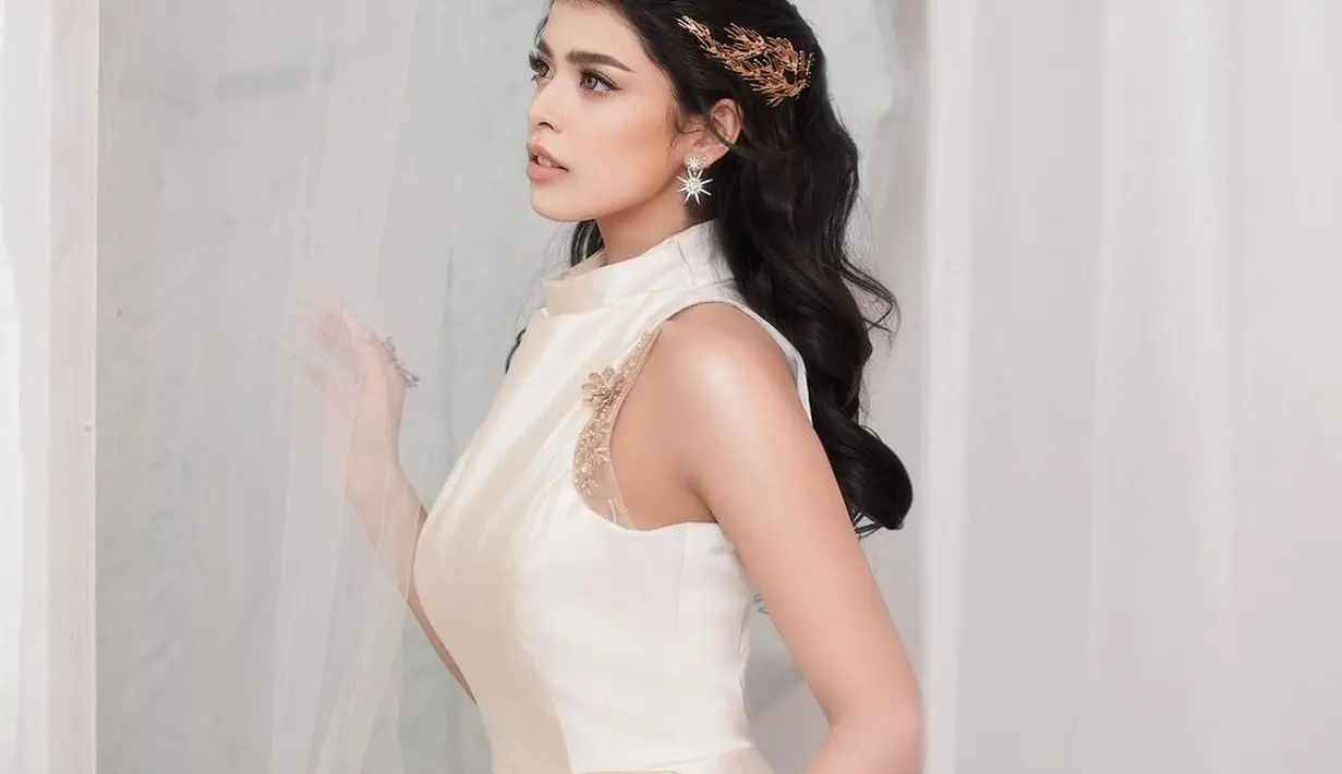 Sang MUA tampak merias wajahnya dengan makeup bernuansa soft glam yang flawless. [@jharnabhagwani]