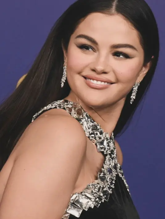 Makeupnya juga dibuat radiant dengan nuansa warna yang balance. [Foto: Instagram/  Selena Gomez]