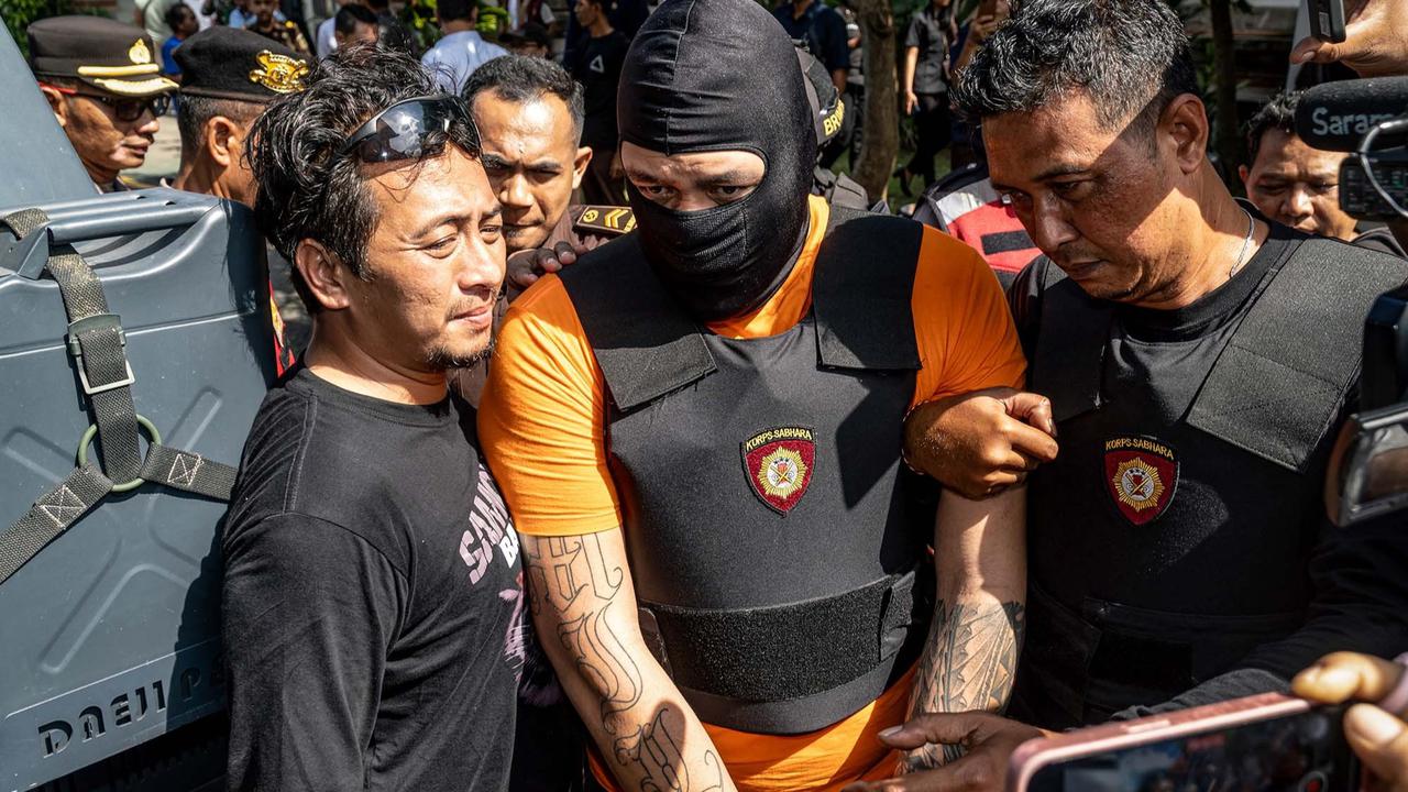 FOTO:  Momen Tiga WN Australia Digiring dengan Kaki Dirantai Saat Diserahkan ke Kejari Badung