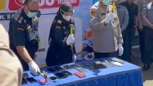 35 Handphone Dipalu hingga Hancur, Ternyata Ini Alasannya