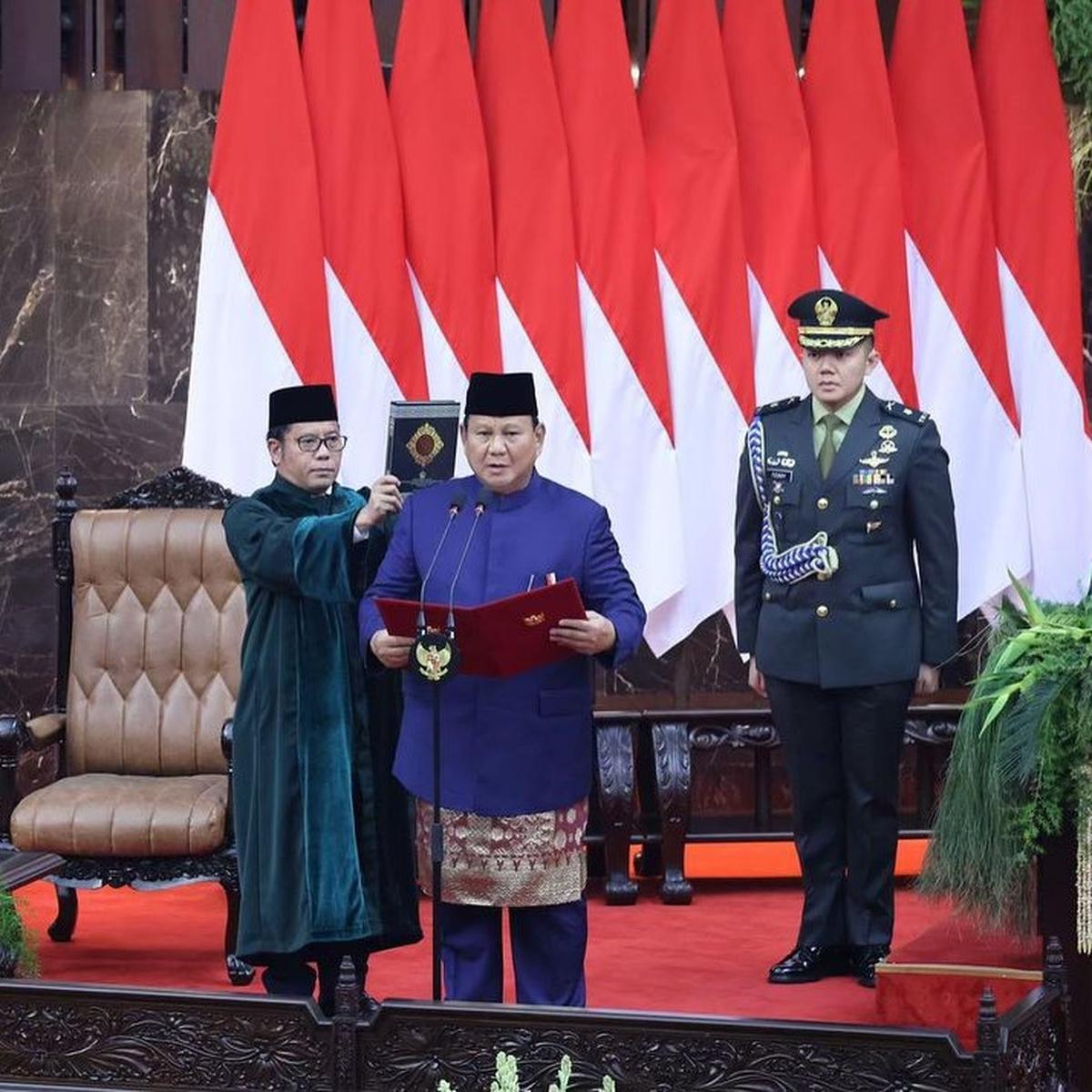 Baju Beskap Warna Biru Prabowo Subianto