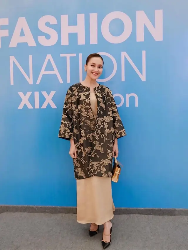 Potret Ayu Ting Ting Pakai Batik