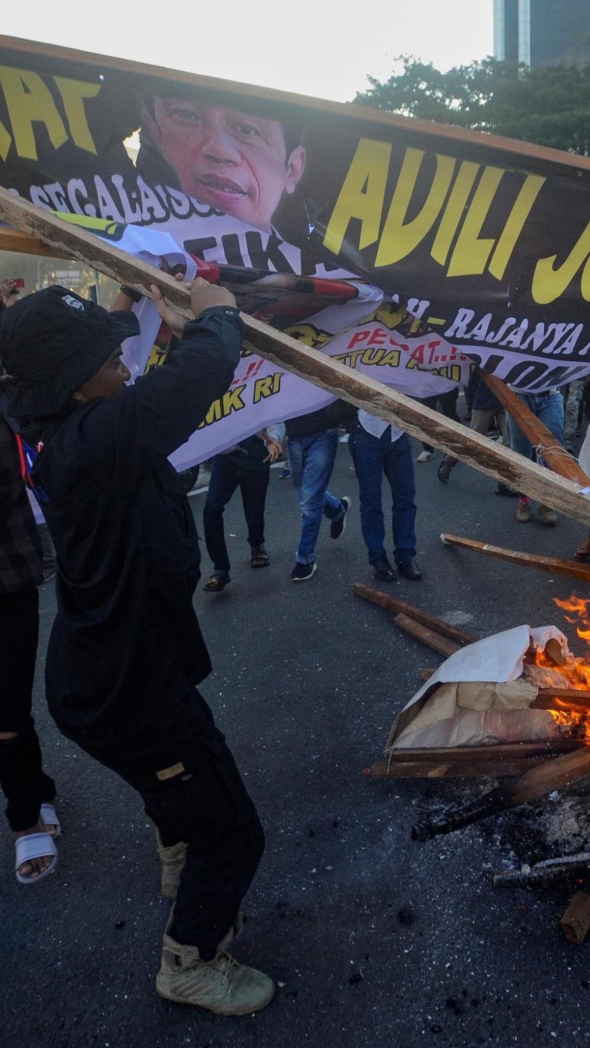 Aksi perusakan spanduk bergambar presiden yang mereka bawa juga dilakukan dengan cara membakarnya. Foto: merdeka.com / Arie Basuki