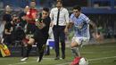 Penyerang Inter Milan, Lautaro Martinez, berebut bola dengan pemain SPAL, Kevin Bonifazi, pada laga lanjutan Serie A pekan ke-33 di Stadio Paolo Mazza, Jumat (17/7/2020) dini hari WIB. Inter Milan menang 4-0 atas SPAL. (Massimo Paolone/LaPresse via AP)