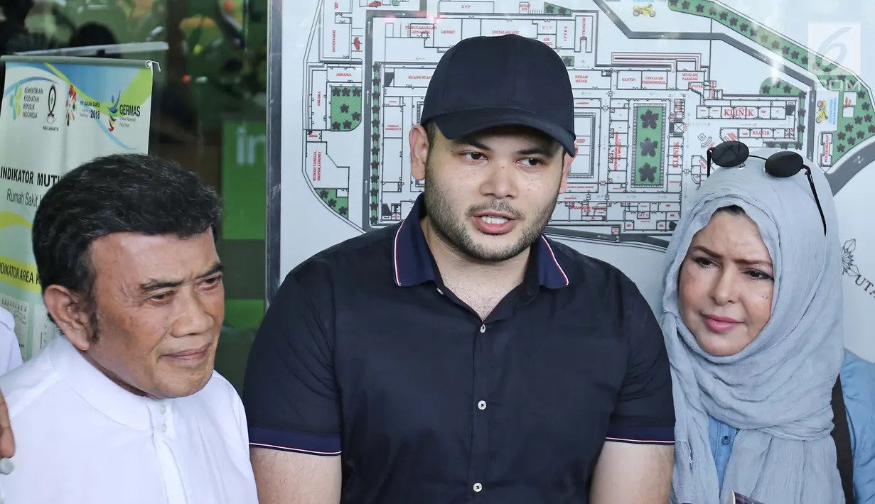 Ridho Rhoma (tengah) didampingi kedua orang tuanya saat memberi keterangan kepada awak media di RSKO, Jakarta, Kamis (25/01). Ridho Rhoma telah usai menjalankan rehabilitasi selama 10 bulan di RSKO (Liputa6.com/Herman Zakharia)
