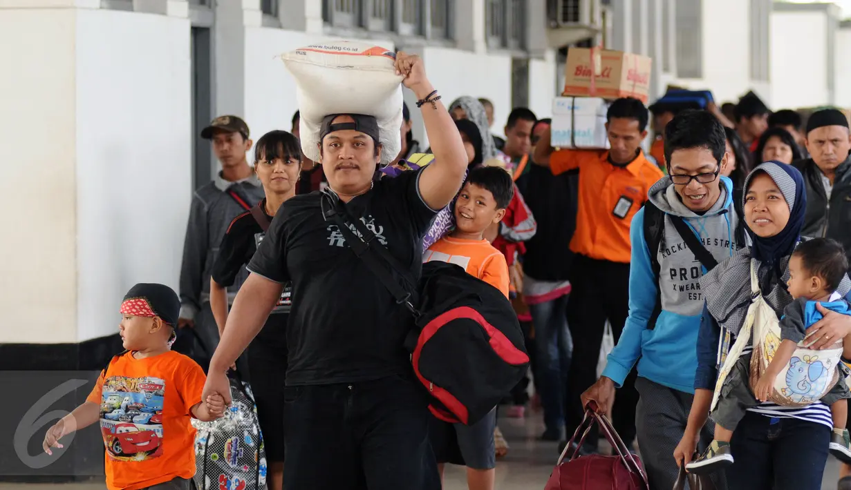 Ratusan penumpang tiba di Stasiun Senen, Jakarta Sabtu (2/1/2016). Hingga pukul 15.06 WIB, 12.814 penumpang tiba di Stasiun Senen dari sejumlah kota di pulau Jawa. (Liputan6.com/Helmi Fithriansyah)