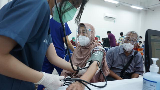 Unika Atma Jaya Tuntaskan Vaksinasi 4.500 Lansia dan Petugas Pelayanan Publik di Jakarta dan Tangerang