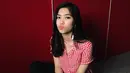 Setuju kan kalau gaya Isyana itu simple banget saat di belakang panggung? Ini contohnya, ia mengenakan kemeja bermotif kotak-kotak kecil yang berwarna merah putih yang dipadukan dengan celana hitam. (Instagram/isyanasarasvati)