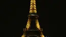 Gambar pada 29 Oktober 2018, landmark kota Paris Menara Eiffel saat lampu dimatikan untuk menghormati para korban serangan di sinagog, tempat peribadatan pemeluk Yahudi, di Pittsburgh. Dalam serangan itu, sedikitnya 11 orang tewas. Zakaria ABDELKAFI/AFP)