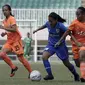 Gelandang Persib Bandung Putri, Zahra Naqiyyah, berebut bola dengan gelandang Persija Jakarta, Tiara Mahardika, pada laga lanjutan Liga 1 Putri 2019 di Stadion Pakansari, Bogor, Kamis (7/11). Persib Putri menang 2-1 atas Persija Putri. (Bola.com/Yoppy Renato)