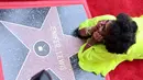 <p>Aktris AS, Jenifer Lewis berpose di belakang bintang barunya di Hollywood Walk of Fame setelah upacara penghargaan untuknya, di Los Angeles, Jumat, 15 Juli 2022. Bintang I Love That for You menata rambutnya dengan ikal alami dan melengkapi penampilannya dengan bibir merah cerah. (Matt Winkelmeyer / Getty Images via AFP)</p>