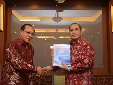 Menteri Desa, PDTT Marwan Jafar (kanan) menerima Kepala Badan Kependudukan dan Keluarga Berencana Nasional (BKKBN) Surya Chandra Surapaty (kiri) beserta jajarannya di Kantor Kemendesa, PDTT, Jakarta, Rabu (3/2/2016). (Foto: Wahyu Wening)