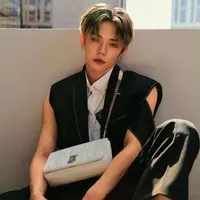 Pancarkan visual memukau, Yeonjun TXT tampil mengenakan Small Quilted Lambskin Lola Bag warna putih, senada dengan Cha Eun Woo. (Instagram/yawnzzn).