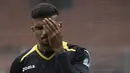 Bek Mitra Kukar, Arthur Cunna, tampak lelah saat latihan jelang laga final Piala Jenderal Sudirman melawan Semen Padang di Stadion Gelora Bung Karno, Jakarta, Sabtu (23/1/2016). (Bola.com/Vitalis Yogi Trisna)