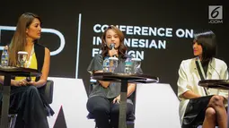 Artis Chelsea Islan (tengah) saat menjadi narasumber dalam Conference on Indonesian Foreign Policy 2017 di Jakarta, Sabtu (21/10). Diskusi ini juga membahas peran perempuan Indonesia dalam memimpin generasi sekarang. (Liputan6.com/Faizal Fanani)