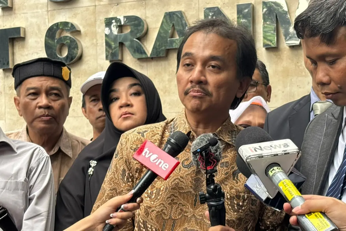 Roy Suryo usai menjalani pemeriksaan dalam kasus dugaan penyebaran berita bohong terkait tudingan ijazah palsu Presiden Joko Widodo atau Jokowi.