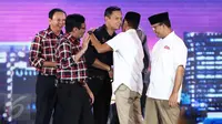 Agus Yudhoyono bersalaman dengan Sandiaga Uno usai Debat Cagub DKI Jakarta putaran ketiga di Hotel Bidakara, Jakarta, Jumat (10/2). Debat ke-3 ini mengangkat tema masalah kependudukan dan peningkatan kualitas hidup masyarakat.(Liputan6.com/Faizal Fanani)