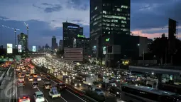 Kepadatan kendaraan saat sore menjelang malam di Jalan Jenderal Gatot Subroto, Jakarta, Jumat (3/3). Produsen GPS, TomTom merilis daftar kota dengan kemacetan terparah di dunia dan Jakarta menempati posisi ketiga. (Liputan6.com/Yoppy Renato)