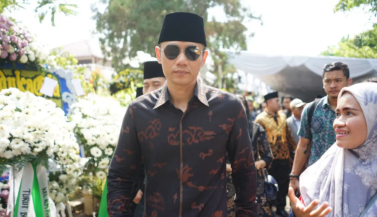 Agus Harimurti Yudhoyono tiba di rumah duka Presiden ke-3 RI BJ Habibie di Kuningan, Jakarta, Kamis (12/9/2019). Kedatangan SBY yang didampingi kedua anaknya, AHY dan Ibas, serta menantunya Annisa Pohan, untuk menyampaikan belasungkawa. (Liputan6.com/Immanuel Antonius)