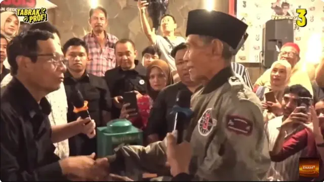 Usai melakukan tanya jawab dalam acara Tabrak Prof!, Calon Wakil Presiden (cawapres) nomor urut 03 Mahfud Md memberikan jaket bomber yang dipakainya kepada salah satu penanya tertua di Semarang, Jawa Tengah, Selasa (23/1/2024).